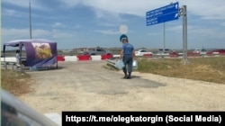 Пункт роздавання води російським туристам, які застрягли в заторах біля Керченського мосту під час курортного сезону, 15 липня 2025 року