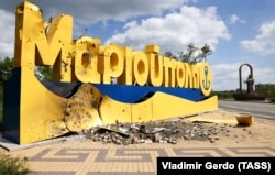 Ушкоджена обстрілом стела на в'їзді до міста Маріуполя з боку Бердянська, травень 2022 року