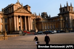 Морський піхотинець США несе «ядерний футбол» до палацу Бленхейм, що на захід від Лондона, у липні 2018 року під час візиту президента США Дональда Трампа у Велику Британію