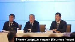 Бишкек шаарынын мэри Айбек Жунушалиев жана шаар кеңештин төрагасы Бекжан Үсөналиев өкмөт башчы Адылбек Касымалиев менен. Архив сүрөт.