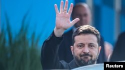 Володимир Зеленський прощається, завершуючи своє перебування на саміті НАТО в Гаазі. Нідерланди, 25 липня 2025 року