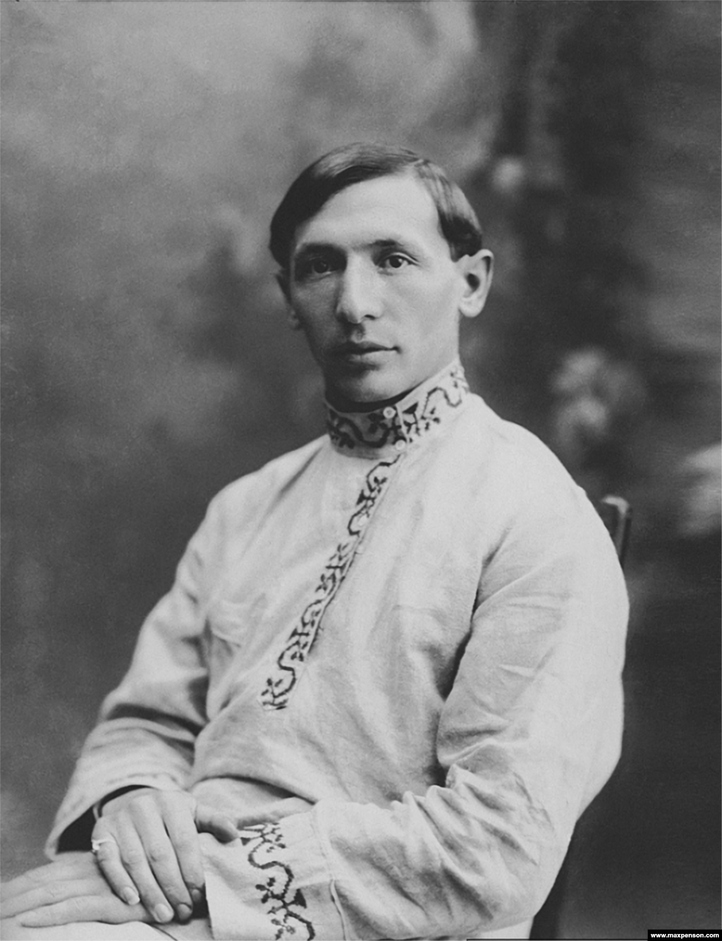 مکس پنسونپنسون در سال ۱۸۹۳ در خانواده‌ای یهودی در غرب روسیه متولد شد. او در سال ۱۹۱۴ به ازبکستان امروزی نقل مکان کرد و در آن‌جا به صورت خودآموز عکاسی را آموخت و از سال ۱۹۲۶، به عنوان عکاس خبری مشغول به کار شد.