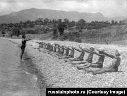 Вправи на гальковому пляжі в «Артеку» в 1930-х роках