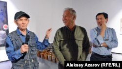 Участники группы «Кызыл трактор» Виталий Симаков (слева) и Смаил Баялиев пришли поздравить с открытием выставки своего одногруппника Арыстанбека Шалбаева (справа).