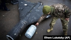 Український військовий показує термобаричний заряд збитого раніше безпілотника Shahed, запущеного Росією. Дослідницька лабораторія, 14 листопада 2024 року (фото ілюстративне)