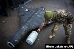 Український військовий показує термобаричний заряд збитого раніше безпілотника Shahed, запущеного Росією. 14 листопада 2024 року