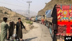 د تورخم لارې د بندېدو له لامله ګڼ مال لېږدوونکي ګاډي پر سړک ولاړ دي - د اکتوبر ۱۹مې انځور.