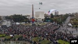 په دمشق کې ګڼ خلک د اسد رژیم ړنګېدو په مناسبت د ښار یوې مرکزي څلورلارې ته ورغونډ شوي - د ډېسېمبر اتمې انځور.