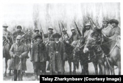 Кызыл аскерлердин катарына өткөн ыктыярчылар.