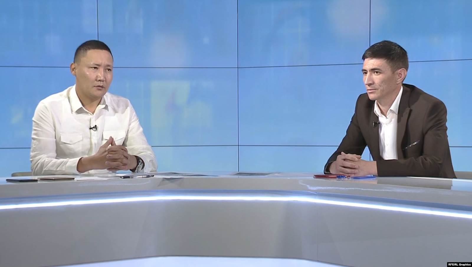 Майор Айбек Камчыбеков жана улук лейтенант Марлис Осмонбеков "Азаттыкка" маек берип жаткан учуру. 