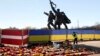 Памятник советским солдатам в Риге, окруженный забором в цветах латвийского и украинского флагов, в мае 2022 года, за три месяца до того, как он был снесен