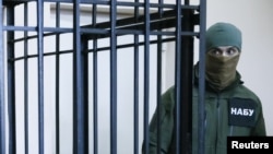 НАБУ в Україні має навіть свій «спецназ», але, на думку експертів, потенціал агентства не використовується на повну силу, зокрема і через боротьбу довкола керівництва НАБУ