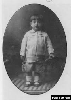 1922 senesi, Refat 2 yaşında