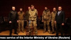 П’ятеро звільнених з полону командирів «Азову», які обороняли Маріуполь, разом із головою ГУР МО України Кирилом Будановим (праворуч). Туреччина, вересень 2022 року