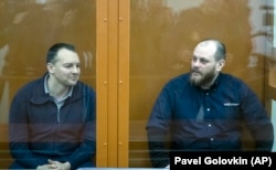 Сергей Михайлов (слева) и Руслан Стоянов в суде, февраль 2019 года