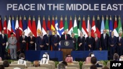 ABŞ prezidenti Donald Tramp Şarm əl-Şeyxdə Qəzza sammiti zamanı bəyanatla çıxış edir.