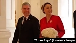 Қурбогулӣ Бердимуҳаммадов бо духтараш Огулҷаҳон Отабоева дар Боку.