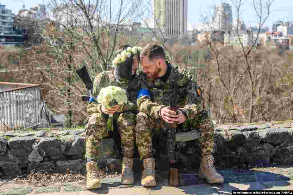 Квітень 2022 року. Анастасія та В’ячеслав – пара бійців 112-ї бригади ТрО Києва – одружилися на Старокиївській горі у центрі столиці.Через рік В’ячеслав, на той момент вже начальник зв’язку батальйону 5-ї ОШБр, загинув на фронті