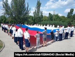 30-метровий прапор Росії розгорнули в Сімферополі співробітники кримського главку Слідкому РФ на честь Дня Росії, 12 червня 2025 року