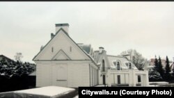 დმიტრი მედვედევმა ბავშვობის ნაწილი ქალაქ პავლოვსკში გაატარა. 2024 წელს მედვედევთან დაკავშირებულმა ერთ-ერთმა ფონდმა ამ ქალაქში უძრავი ქონება შეიძინა.