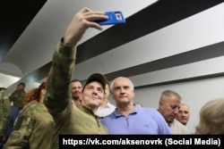 Российский глава Крыма Сергей Аксенов фотографируется с военными РФ, 4 сентября 2024 года