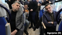 Fostul premier Marcel Ciolacu, alături de fostul ministru al Transporturilor, Sorin Grindeanu, la inaugurarea unei garnituri de tren.