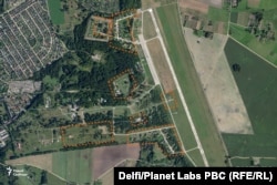 Агульны выгляд вайсковага аэрадрому «Ліда» 2 верасьня 2025 году. Абноўленыя ці новыя аб’екты на ім абведзеныя