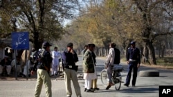 په هنګو کې پولیس پر سړک پهره کوي - انځور له ارشیفه. 