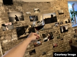 Фотовиставка Такаші Хірано «Жити життя з війною» у Києві. Липень 2025 року