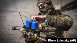 Український військовий 71-ї бригади готує безпілотник FPV на передовій