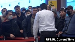 Трудовые мигранты в российском аэропорту