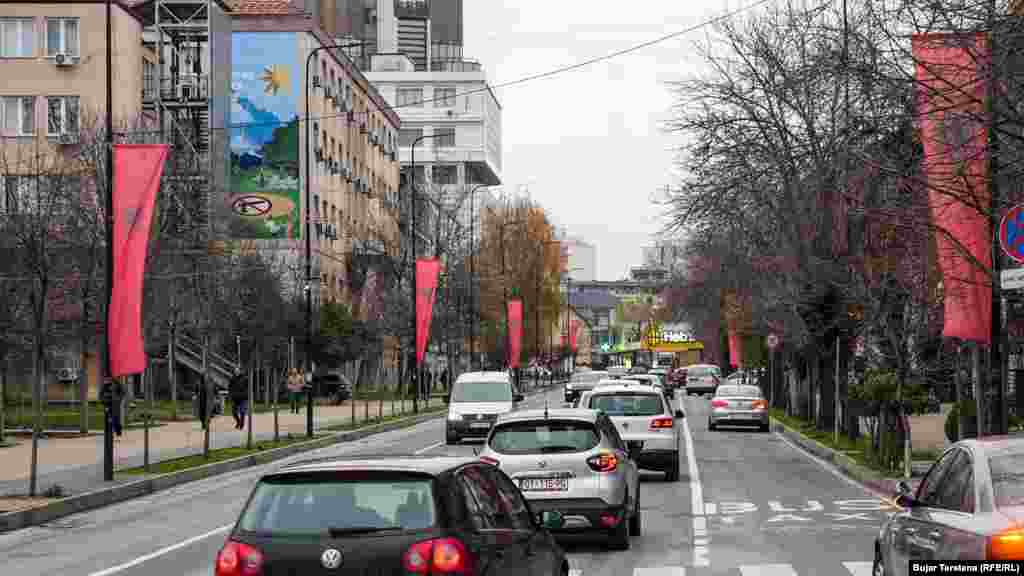 Flamuj kombëtarë shqiptarë të vendosur nëpër Prishtinë. 