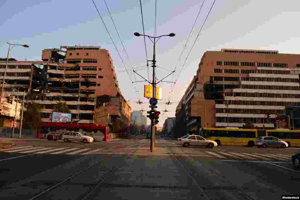 Поврежденное войной здание бывшего военного штаба, сфотографированное в 2014 году. Заброшенное здание бывшего Генштаба фактически стало мемориалом памяти сотен гражданских жителей и бойцов, погибших во время воздушной кампании под руководством Запада в бывшей Югославии