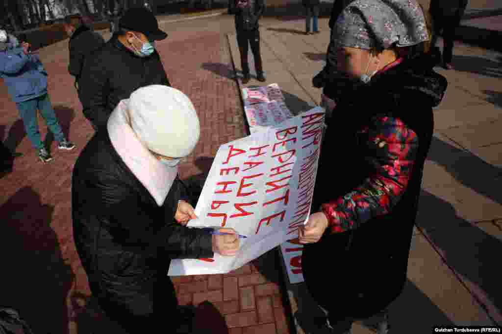 Акциянын катышуучулары &ldquo;Биз өнүккөн өлкө үчүн!&rdquo;, &ldquo;Биз жаркын келечек үчүн!&rdquo; &ldquo;Мыйзамдуу өлкө үчүн!&rdquo; деген ураандарды айтып, бажыдагы коррупция боюнча иштер калыс иликтениши зарыл экенин белгилешти.