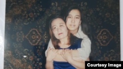 Айгерим Тлеужанова со своей матерью в детстве