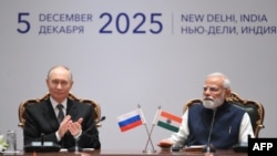 Президент России Владимир Путин и премьер-министр Индии Нарендра Моди на пленарном заседании Индийско-российского торгового форума в Дели. 5 декабря 2025 года