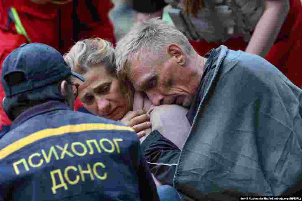 Батьки дізналися про загибель сина під завалами. Подружжя увесь день перебувало на місці російського удару, очікуючи розбір завалів