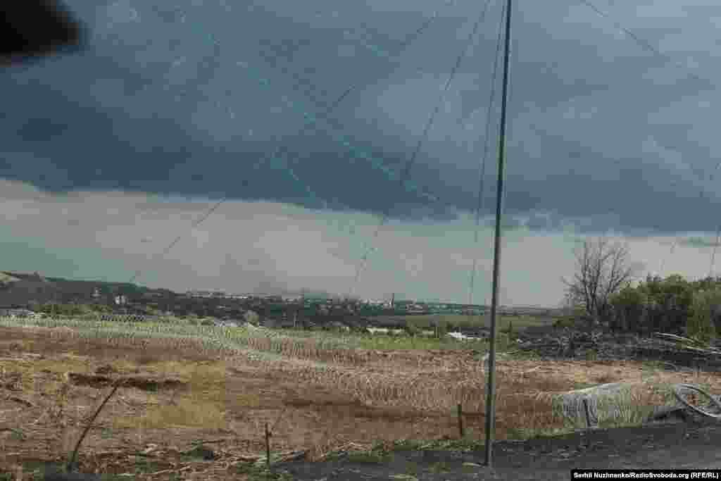 На горизонті видно Добропілля та дим у місті