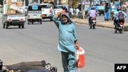 د اپرېل پر ۲۱مه د پاکستان په تر ټولو لوی ښار کراچۍ کې يو کس له ګرمۍ څخه د ځان ژغورنې لپاره پر سر څادر اچولی دی.