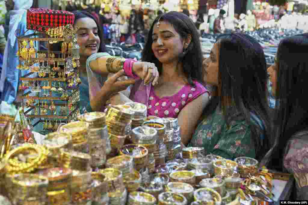 Пакъстанның Лахор шәһәре базарыда Рамазан аен тәмамлану алдыннан кызлар бизәнгечләр карый. 
