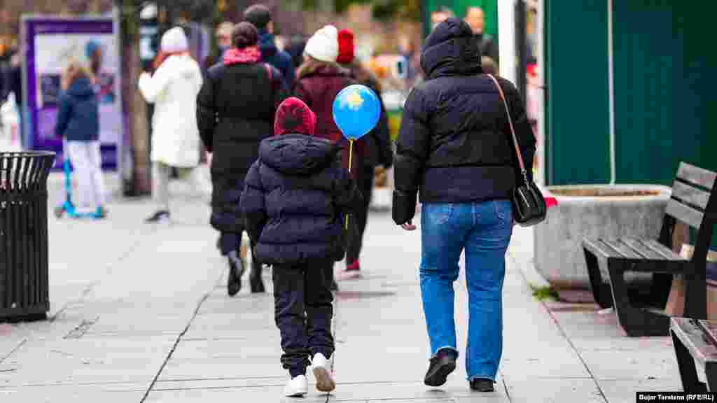 Në çdo 28 nëntor, përveç simboleve kombëtare shqiptare qytetarët nuk harrojnë as rekuizita me flamurin e Kosovës. 