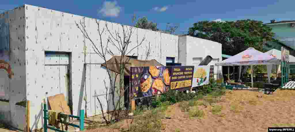 На території пляжу велика кількість закладів громадського харчування сумнівного вигляду