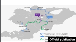 Көк сызык Кыргызстандын азыркы темир жолунун линиялары. Жашыл сызык Кытай-Кыргызстан-Өзбекстан темир жолунун долбоордук картасы. Кырмызы жана көк үзүл-кесил сызыктар бул кийин аталган темир жолго уланчу долбоорлордун болжолу.