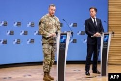 Генеральний секретар НАТО Марк Рютте та Верховний головнокомандувач об'єднаних збройних сил НАТО в Європі (SACEUR) генерал Алексус Гринкевич під час спільної пресконференції у штаб-квартирі НАТО в Брюсселі, Бельгія, 12 вересня 2025 року