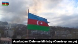 Стопкадр із відеосюжету Міністерства оборони Азербайджану, 9 листопада 2020 року: азербайджанський прапор над містом Шуша