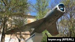 Памятник советскому летчику Павлу Беляеву в поселке Гвардейское. Крым, Симферопольский район. Архивное фото