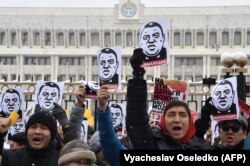 #REакция жүрүшүнө чыккандар ошол учурдагы Президенттик админстрациянын имаратынын жанында турушат. 25-ноябрь, 2019-жыл.