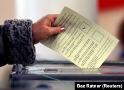 Женщина голосует на российском «референдуме» о статусе Крыма в марте 2014 года, архив