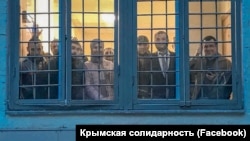 Крымские татары, задержанные возле здания суда, в отделении российской полиции вместе с крымскими адвокатами, 2019 год