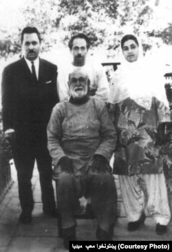 عبدالصمد خان اڅکزی ناست دی، شا ته یې لور ولیعهد او دوه نورکسان ولاړ دي